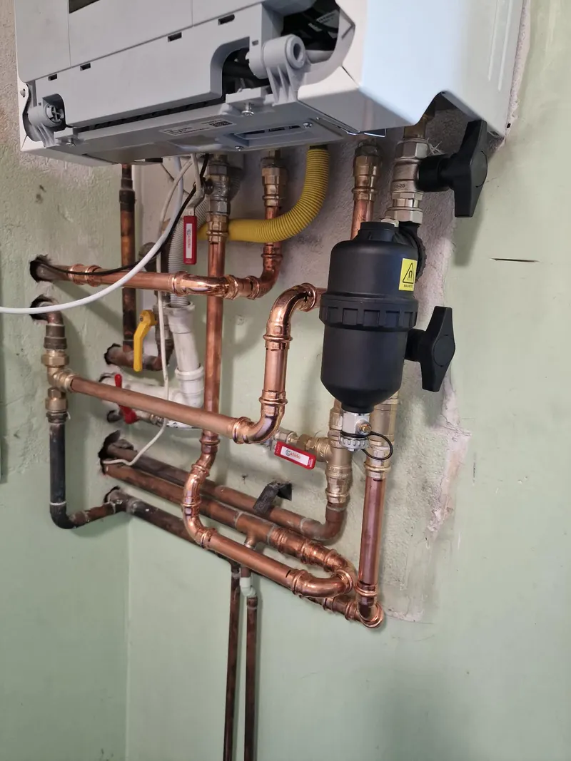 Instalacja z rur miedzianych z filtrem magnetycznym pod kotłem